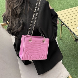 Modische rosa PU-Schultertasche mit Herzsteppung und goldener Kettenriemen-Optik