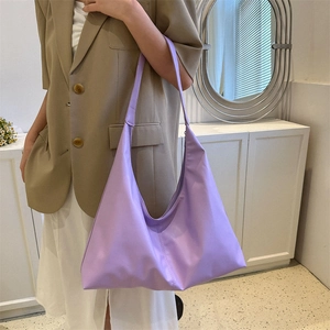 Grand sac fourre-tout violet en similicuir pour femme avec un design hobo minimaliste