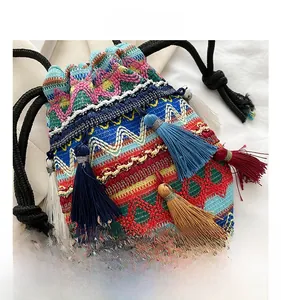 Detailansicht der bunten Boho-Stricktasche mit mehrfarbigen Fransen und Kordelzug