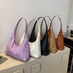 Sacs portés épaule hobo en cuir PU en teintes violet, blanc, noir et marron caramel
