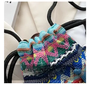 Detail der bunten geometrischen Stickerei an ethnischer Kordeltasche mit Quasten