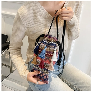 Detailansicht der Boho-Beuteltasche mit bunten Webmustern und langen Fransenanhängern