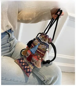 Detailaufnahme der ethnisch gewebten Beuteltasche mit bunten Boho-Quasten und Kordelzug