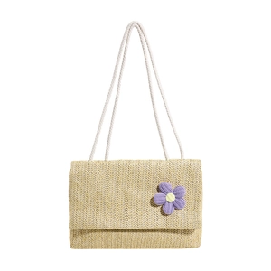 Borsa a tracolla in paglia intrecciata con fiore in maglia viola e manici
