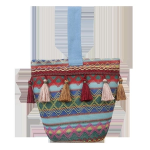 Dettaglio del ricamo etnico colorato e delle frange intrecciate sulla borsa boho