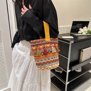 Dettaglio della borsa tessuta boho con motivi etnici e vivaci decorazioni a frange