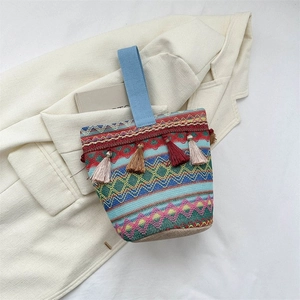Dettaglio della borsa ricamata boho con nappe colorate e motivi etnici vivaci