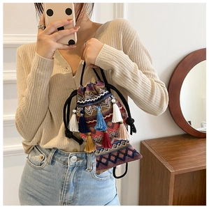Ethnische gewebte Kordelzug-Schultertasche mit bunten Quasten in Lifestyle-Selfie-Ansicht