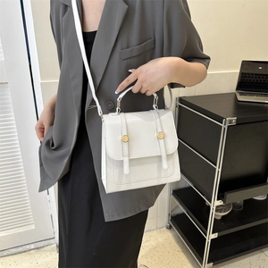 Eleganter weißer minimalistischer Lederrucksack mit goldenen Schnallen und Schultergurt