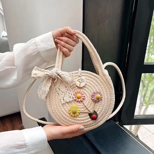 Borsa rotonda intrecciata bianco sporco con fiori all'uncinetto e fiocco in pizzo