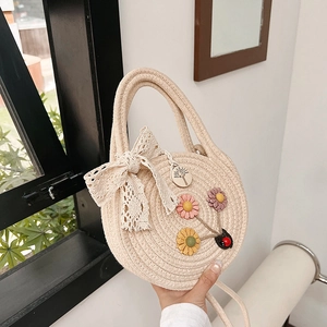 Borsa a mano rotonda in corda di cotone intrecciata con fiocco e fiori decorativi