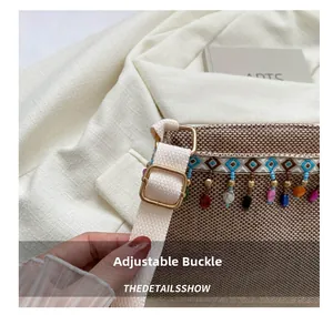 Détail de sac tissé bohème avec franges ethniques et boucle métallique dorée
