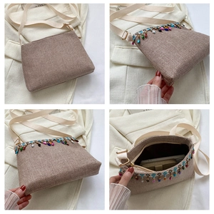 Détails du sac à bandoulière tissé beige avec perles colorées et vue de l'intérieur