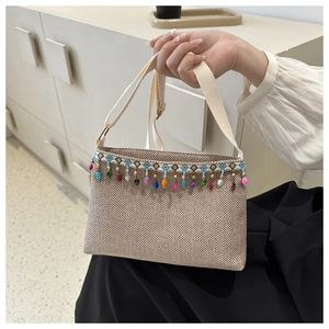 Texture détaillée du sac tissé avec franges de perles colorées de style bohème