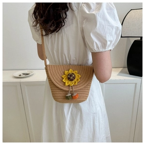 Dettaglio della mini borsa a tracolla intrecciata beige con decoro a girasole giallo