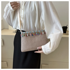 Détail d'un sac bandoulière tissé bohème avec perles colorées et sangle en tissu