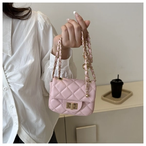 Detail der rosa gesteppten Mini-Tasche mit goldenem Drehverschluss und Kette
