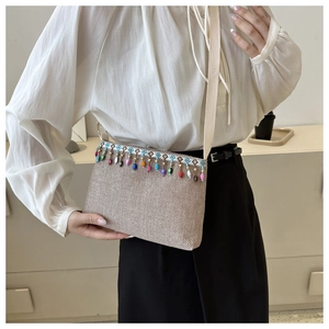 Gros plan d'un sac bandoulière bohème tissé avec glands de perles colorées et sangle