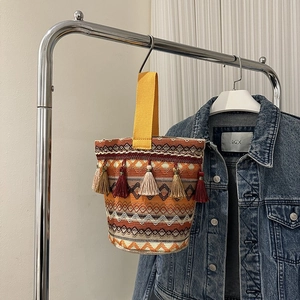 Borsa a secchiello tessuta boho con motivi geometrici e ciondoli con nappe colorate