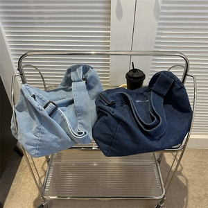 Sac à bandoulière décontracté en denim pour femme, sac cabas fourre-tout uni pour le quotidien.
