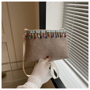 Détail de sac tissé bohème avec pampilles de perles colorées et broderie ethnique