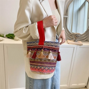Dettaglio della borsa a secchiello in maglia bohémien con motivi geometrici colorati