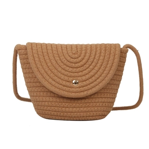Borsa a secchiello intrecciata con fibbia dorata e tracolla sottile in corda color cammello