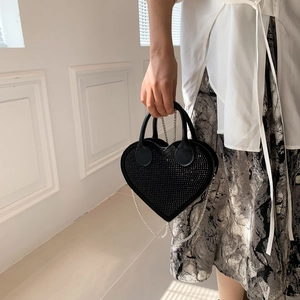 Modische herzförmige schwarze Strass-Handtasche mit silbernem Metallkettenriemen
