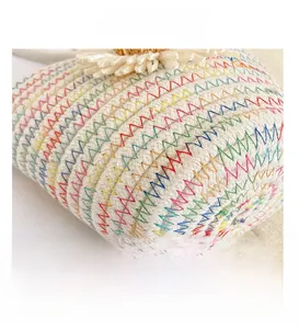 Détail macro du sac d'été tissé avec des coutures colorées et une breloque fleur en paille