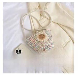 Détails du mini sac en paille tressée avec fleur de tournesol et perle nacrée