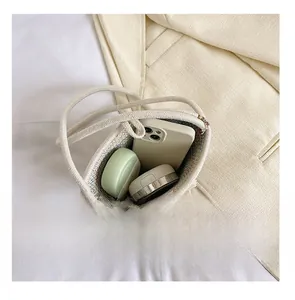 Détail de l'intérieur du sac tissé montrant l'espace pour smartphone et cosmétiques