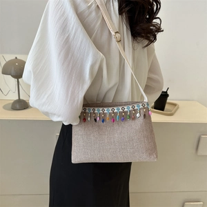 Sac bandoulière tissé bohème avec pampilles de perles colorées et broderies ethniques