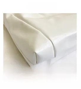 Vue macro du fond du sac en cuir blanc montrant les coutures et la texture du cuir