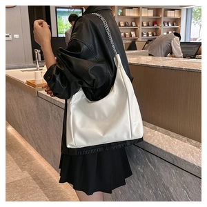 Sac demi-lune moderne en cuir verni blanc avec une fine bandoulière en chaîne argentée