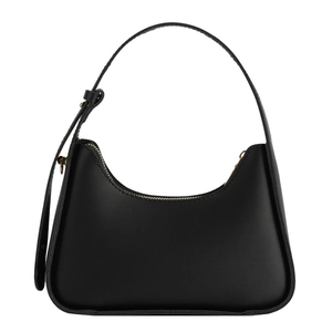 Sac sous le bras demi-lune en cuir noir minimaliste avec détails dorés sur fond blanc