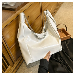 Gros plan du sac hobo en cuir PU blanc avec des chaînes argentées élégantes