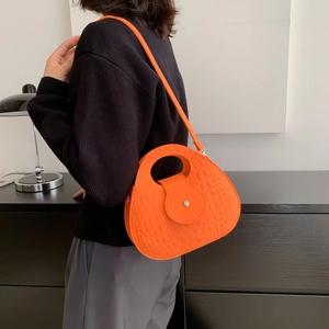 Sacoche selle orange vif avec texture crocodile et boucle en métal doré pour femmes