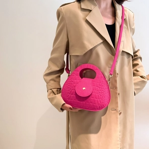 Sacoche selle rose vif en similicuir crocodile avec poignée et bandoulière