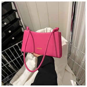 Bolso baguette rosa fucsia con letras FASHION doradas y asas finas modernas