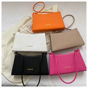 Vue détaillée de sacs sous les bras minimalistes en cinq couleurs sur tissu blanc
