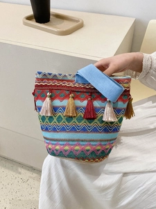 Dettaglio della borsa tessuta bohémien con motivi etnici colorati e nappe vivaci