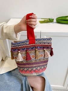 Borsa tote etnica in tessuto con motivi geometrici colorati e dettagli di nappe