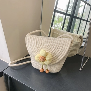 Mini schelpvormige geweven katoenen schoudertas met gele bloem voor de zomer
