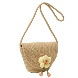 Beige handgeweven katoenen mini crossbody tas met bloemdetail voor strandvakanties