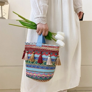 Dettaglio della borsa tessuta bohémien con nappe colorate e ricami artigianali