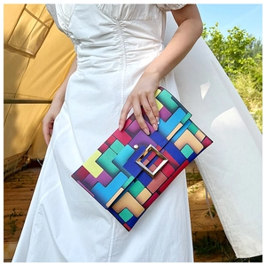 Pochette a busta con motivi geometrici colorati e grande fibbia quadrata dorata