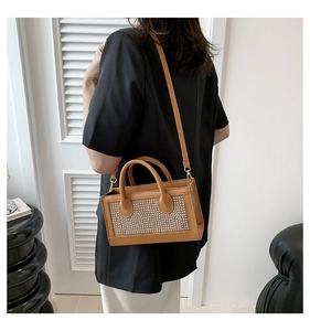 Sac à main chic kaki orné de strass avec bandoulière réglable dans un décor moderne