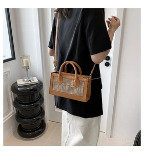 Sac à main marron avec strass porté par un mannequin pour l'effet de taille