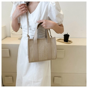 Borsa tote in tessuto beige con manici in pelle in un contesto di vita quotidiana