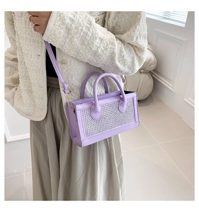 Détail du sac à main violet en similicuir avec ornements en strass et bandoulière
